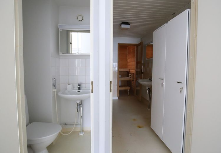 WC ja kylpyhuone, kuvattu huhtikuussa 2024