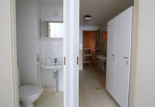 WC ja kylpyhuone, kuvattu huhtikuussa 2024